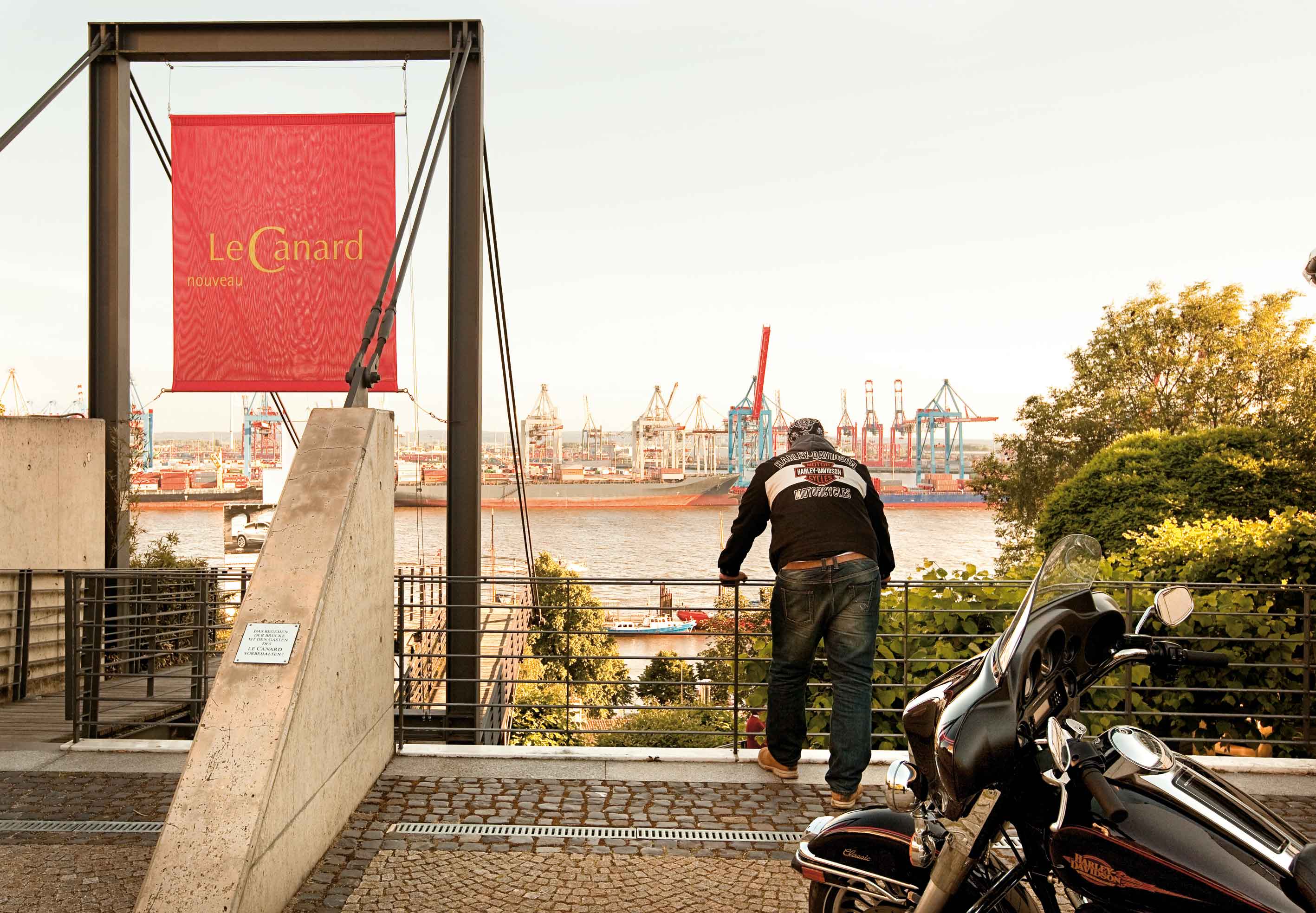 Joern_vor_Hafen_in_HH Le Carnard Hamburg